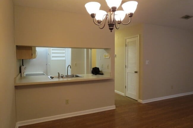 Building Photo - 2BR/2BA Townhome