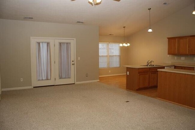 Building Photo - CUTE 3 BEDROOM IN COLONY PINES