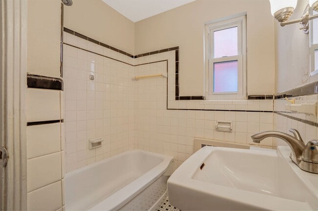 Building Photo - Spacious 1 Bedroom in Bellevue!