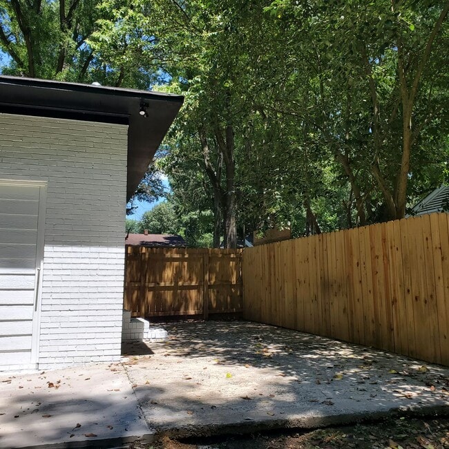 Building Photo - 638 Vanderbrook Rd