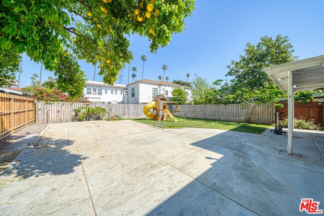 Building Photo - 1728 N Van Ness Ave