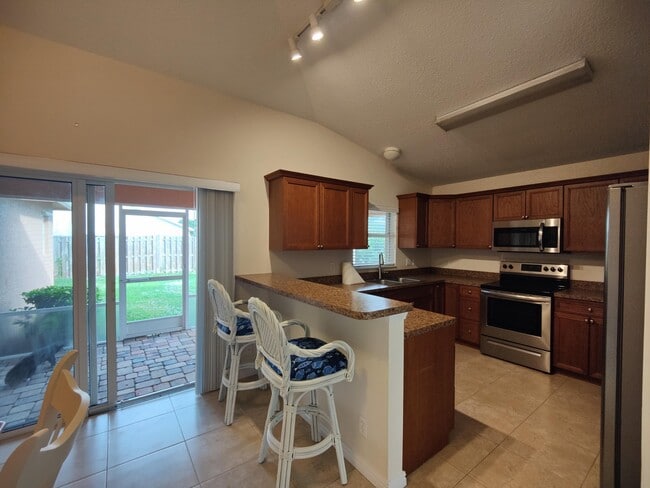 Building Photo - 5795 SE Mitzi Ln