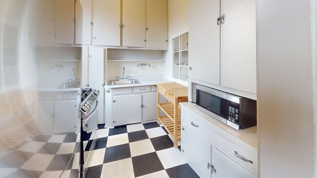 Building Photo - Top Floor Georgetown Two Bedroom in Amazing Location!