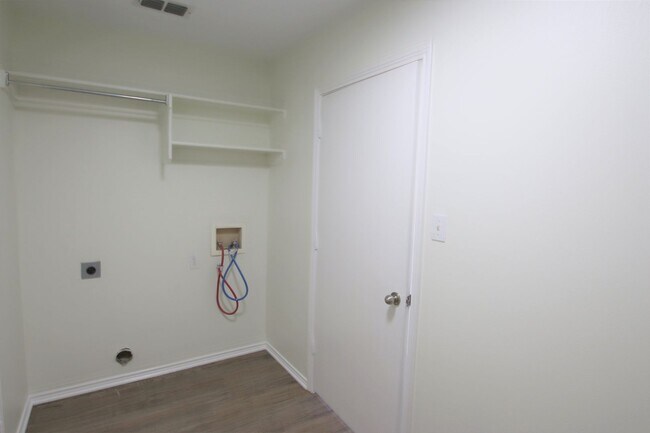 Building Photo - Beautifully updated 3 bedroom 2 bath home ...