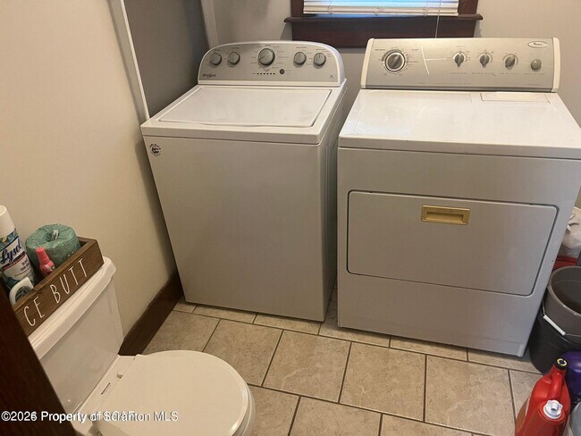 Building Photo - 945 William St