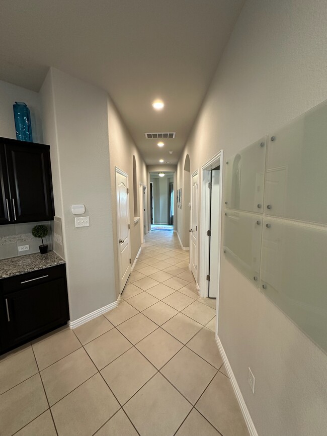 Building Photo - 909 Hartman Dr