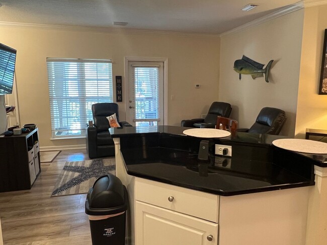 Building Photo - Unfurnished First Floor Condo w/ Garage!