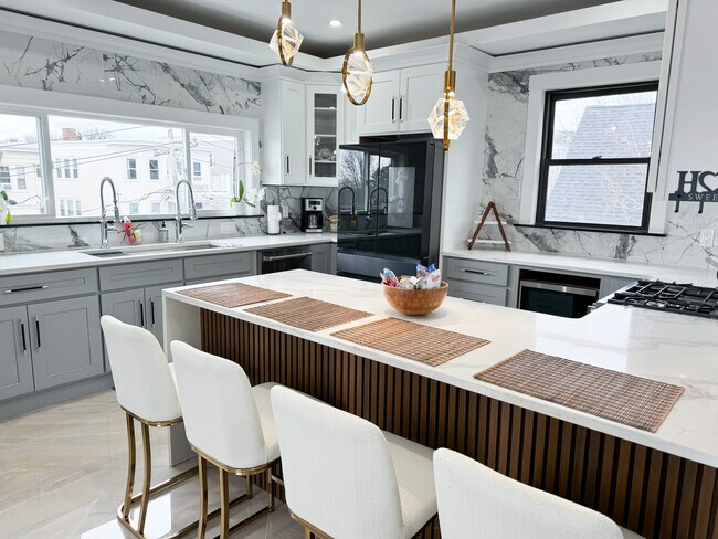 Building Photo - 31 Train St