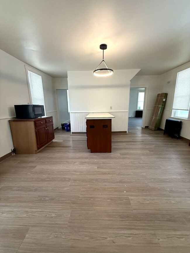 Building Photo - 704 W Main St