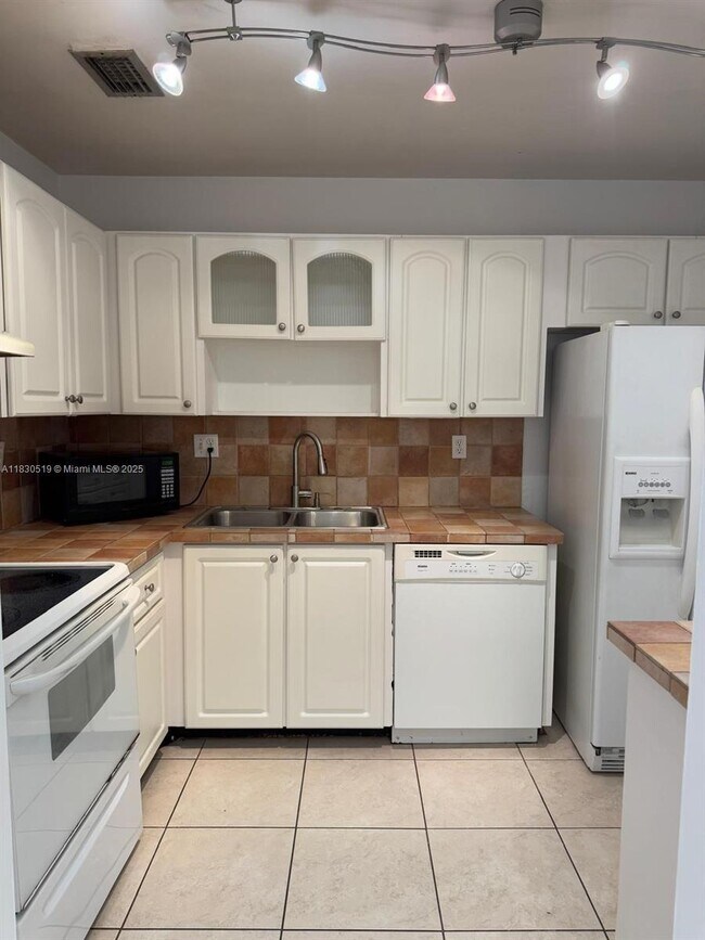 Building Photo - 10441 Mahogany Key Cir