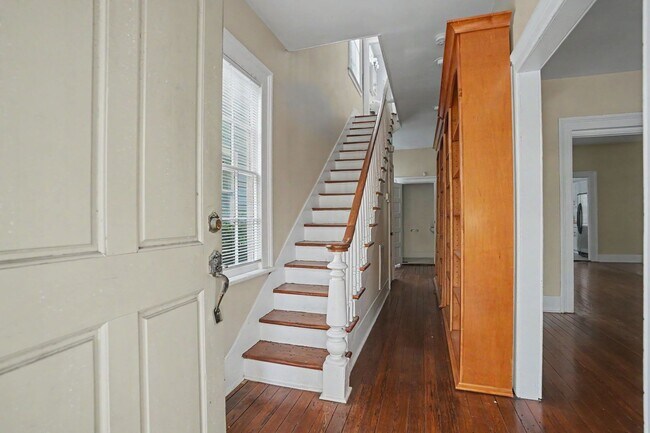 Building Photo - 2 Bedroom Charmer with Sundeck, Wood Floors, and High Ceilings