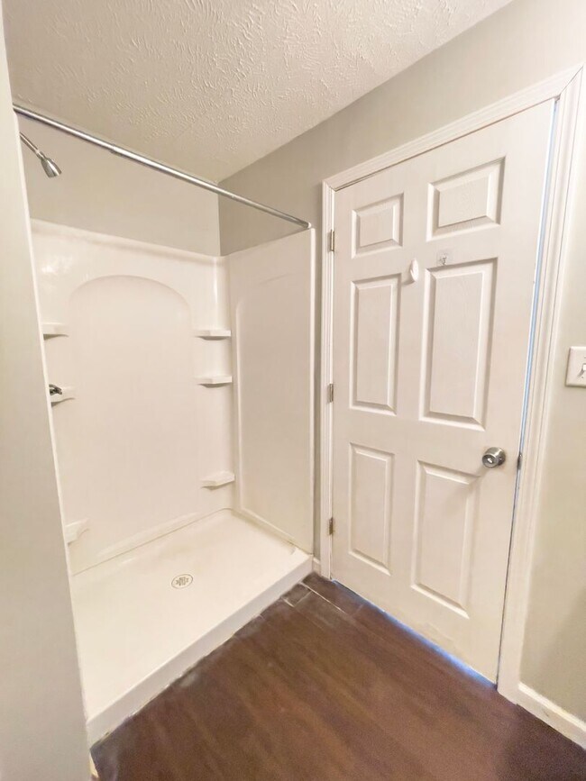 Building Photo - PRELEASING for AUGUST! 5 Bedroom, 3 Bathroom Home Close to Campus: In-Unit Washer and Dryer