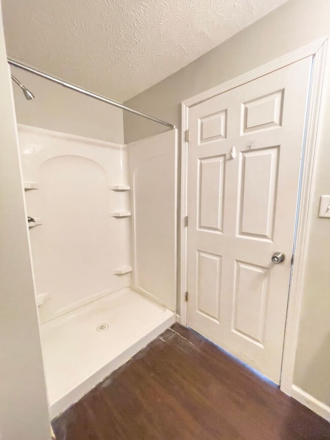 Building Photo - PRELEASING for AUGUST! Close to Campus: In-Unit Washer and Dryer