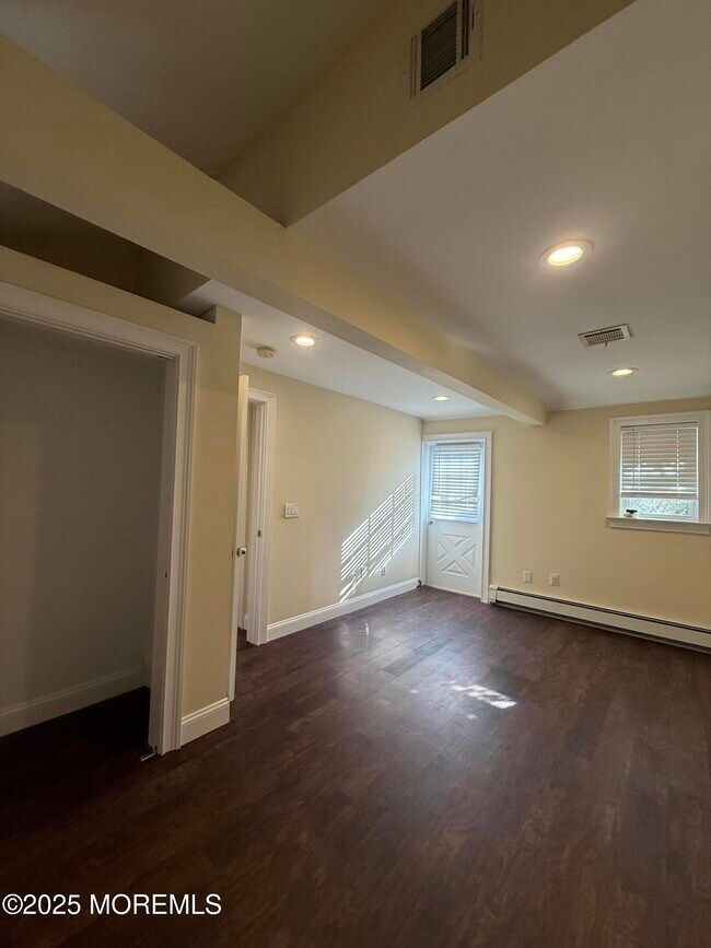 Building Photo - 9 Main St