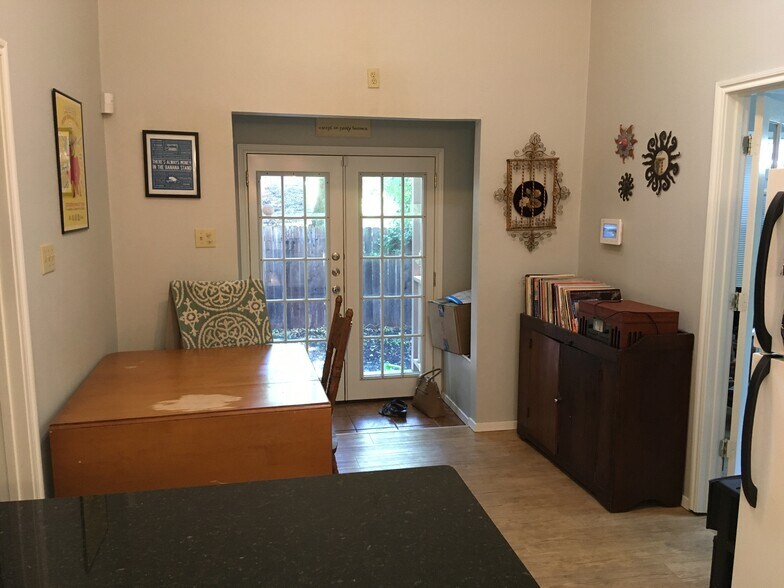 Entryway with vaulted ceilings - 4302 Duval Street