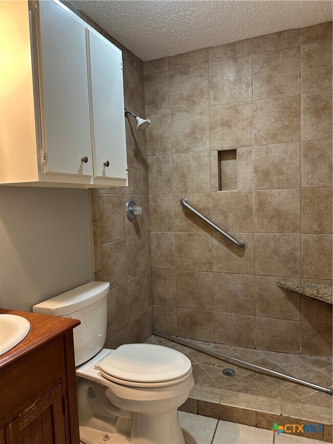 Building Photo - 1051 Country Club Dr