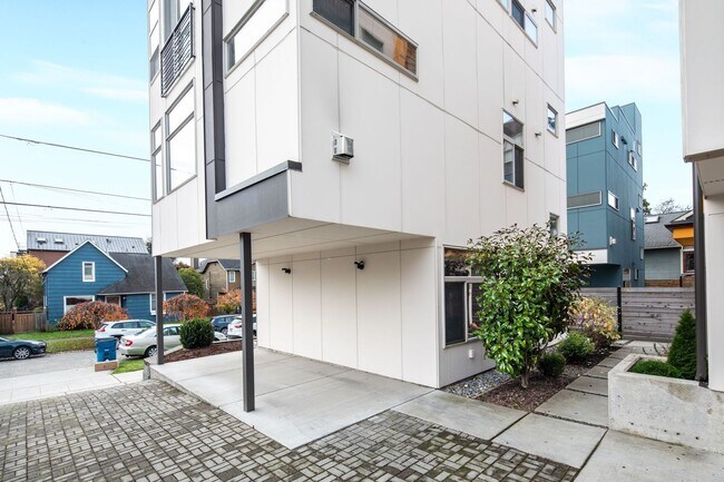 Building Photo - Bright 3 BR 2.5 BA Ballard Townhome