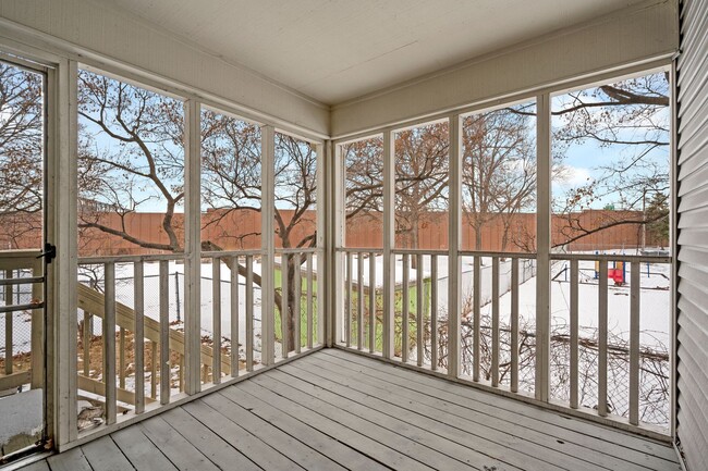 Building Photo - Spacious 3BR 2Bath Townhome in the desirable Seward Neighborhood!