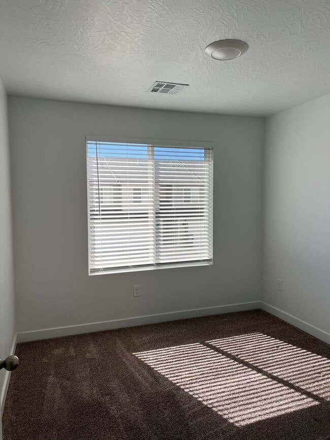 Building Photo - Beautiful Modern Townhome