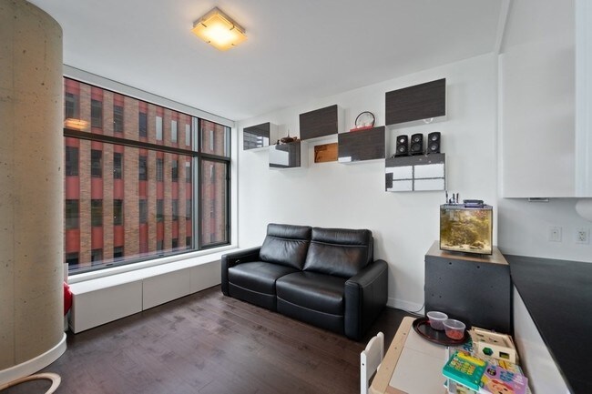 Building Photo - Cristalla - 2 bedrooms + den