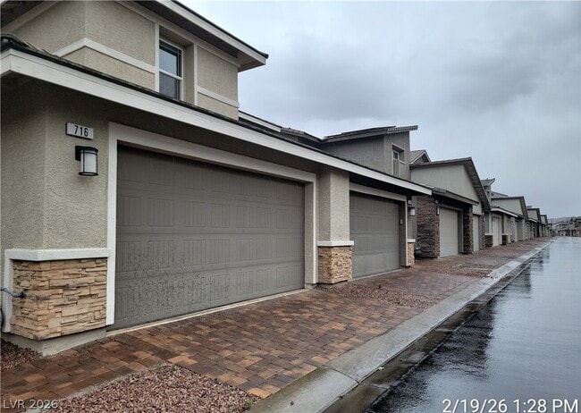 Building Photo - 716 N Water St