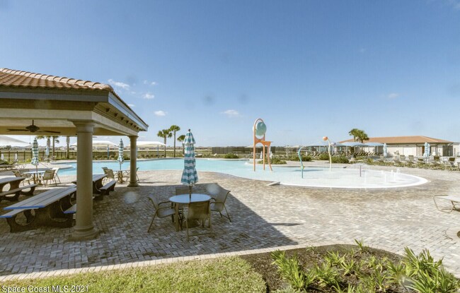 Building Photo - Loren Cove Villa
