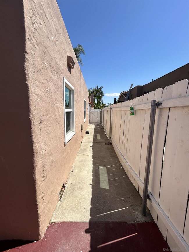 Building Photo - 4734 Biona Dr