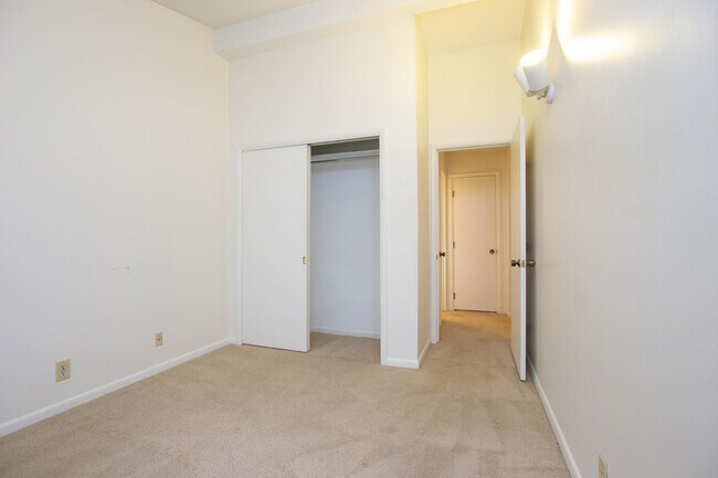 Building Photo - Two bedroom condo