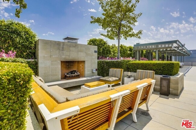 Building Photo - 527 Molino St