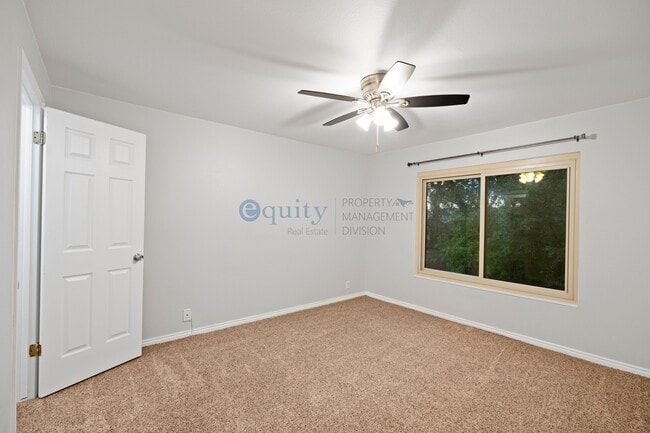 Building Photo - 989 Creekhill Ln