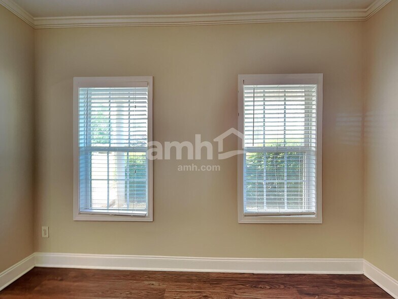 Building Photo - 712 Gatwick Ct