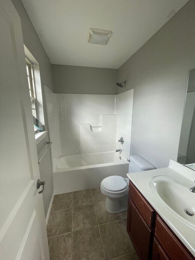 Building Photo - Three Bedroom Single Family Home - Great N...