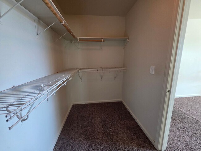 Building Photo - 3 bedroom with an extra office/den space in Modesto!