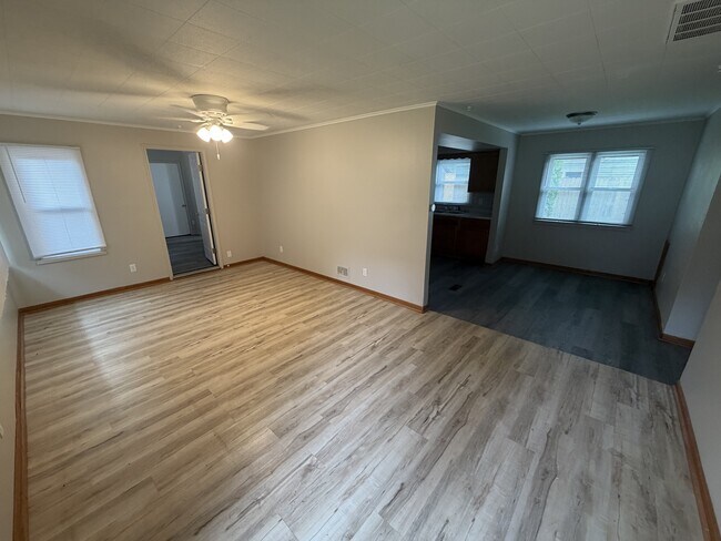 Building Photo - 508 E Buckner St