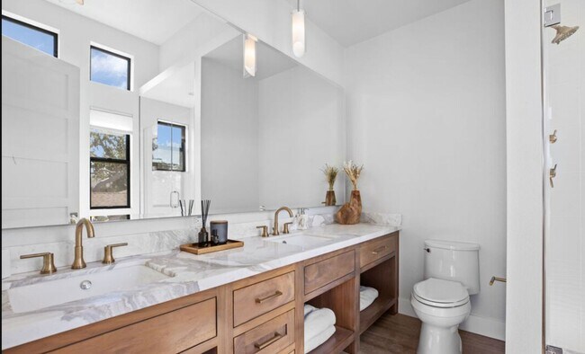 Building Photo - High-End Westside Rental on Washington Pl
