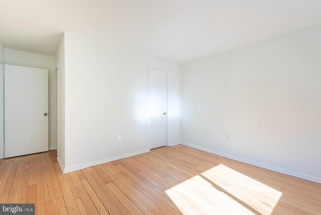 Building Photo - 327 Monroe St