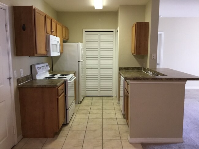Building Photo - RESORT-STYLE 2 BEDROOM 2 BATHROOM CONDO