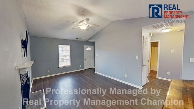 Building Photo - Charming 2BD/2 BA End Unit Townhouse w/Fireplace and Fenced Backyard