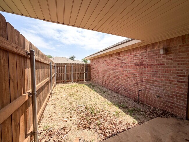 Building Photo - South Lubbock, 3-Bedroom Duplex!