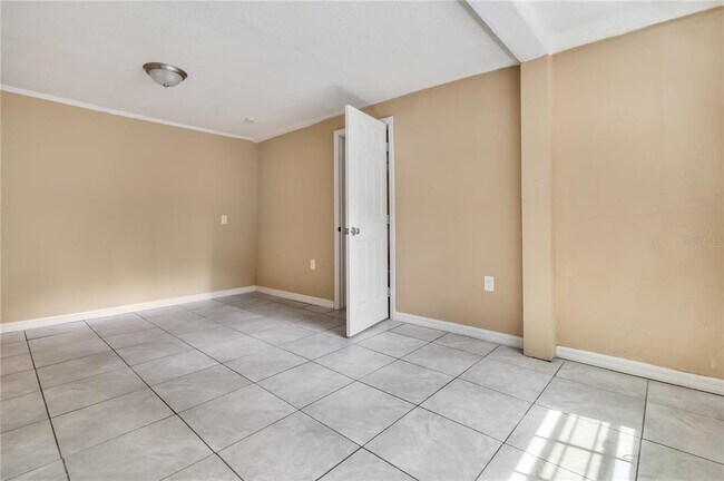 Building Photo - 418 E Amelia Ave