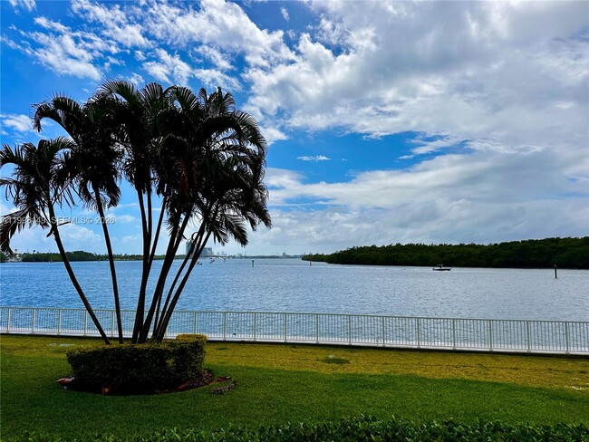 Building Photo - 500 Bayview Dr