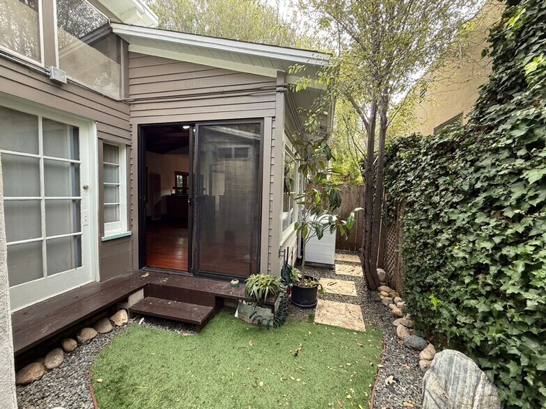 Building Photo - Hidden Garden Retreat – A One-Bedroom Oasis in the Heart of Venice