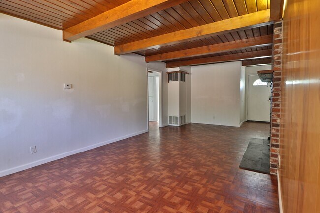 Building Photo - Roommate- Friendly 4 bedroom, 2 Bath Home Near UNR