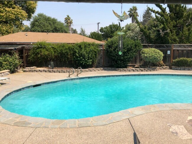 Building Photo - *MOVE IN SPECIAL* Single Story Pleasant Hi...