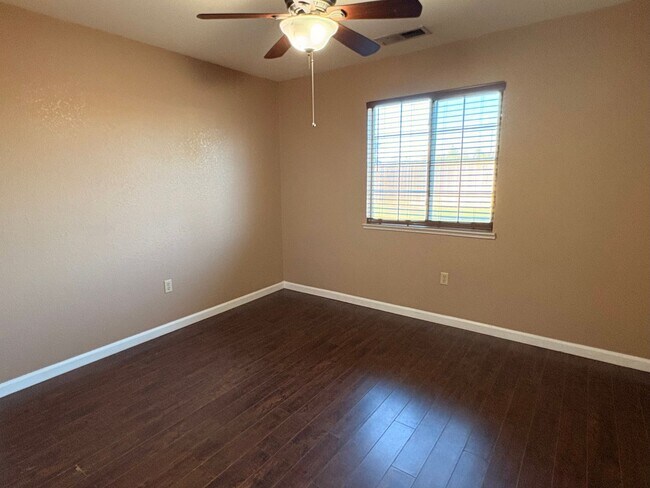 Building Photo - 2 WEEKS FREE RENT December Special - Roomy 4-bedroom house in Waterford