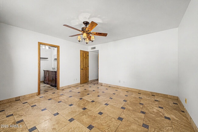 Building Photo - 5403 S Heather Dr