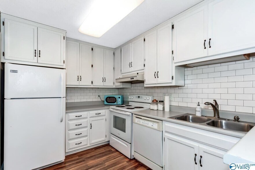 Building Photo - 2041 Greenwood Plz SW