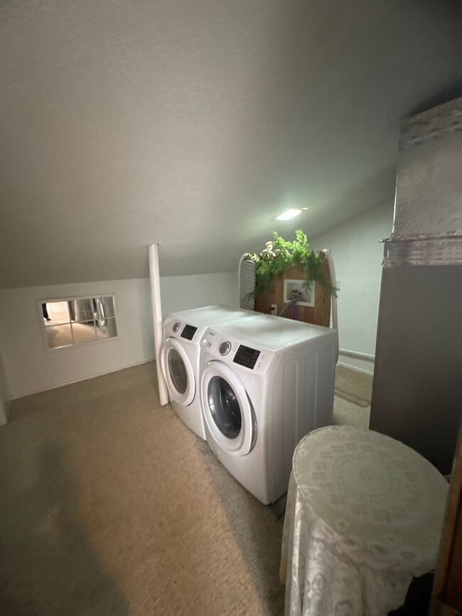 Building Photo - Two-story, four-bedroom, three-bathroom ho...