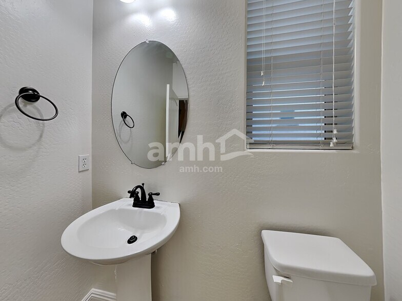 Building Photo - 3458 E Orchid Ln