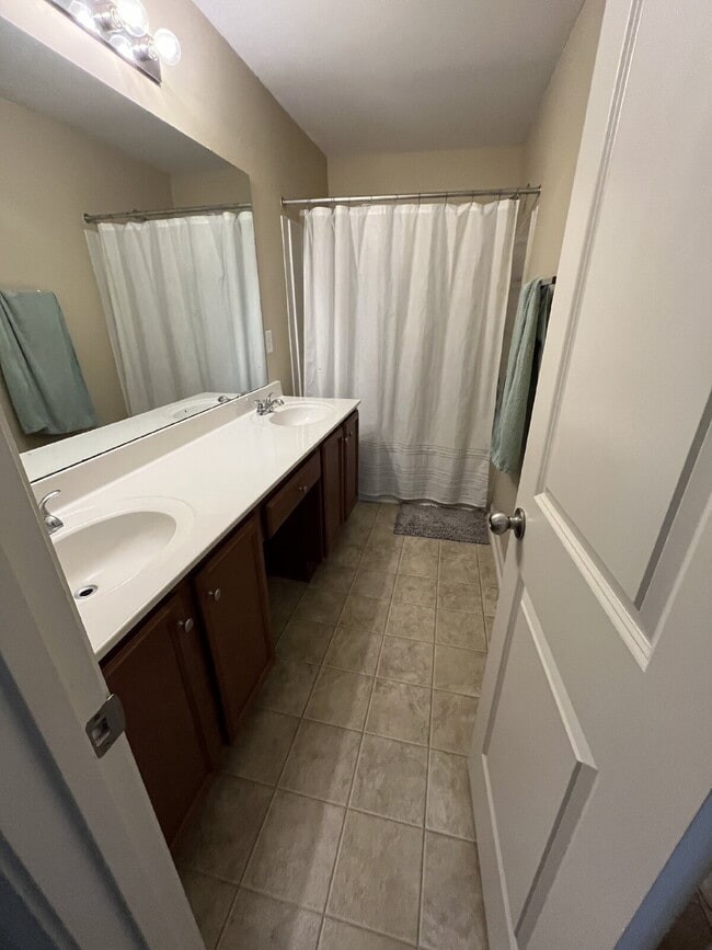 Building Photo - "Charming 2-Bedroom Townhouse Retreat with 2.5 Baths in Kernersville!"